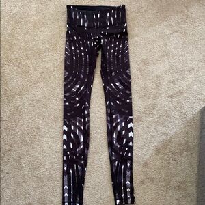 Lululemon size 2 28” black and white wunder under.